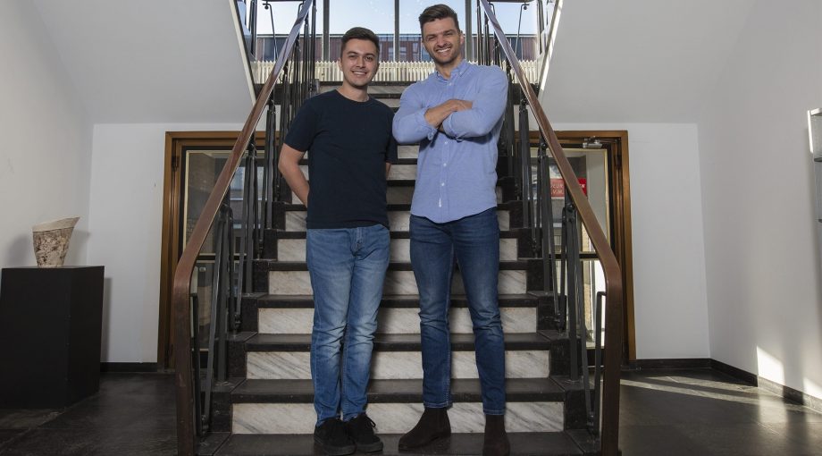 Een afbeelding van Melvin Beemer en Mitchell Warmerdam, na het ontvangen van de eerste investering van het Bossche Investerings Fonds